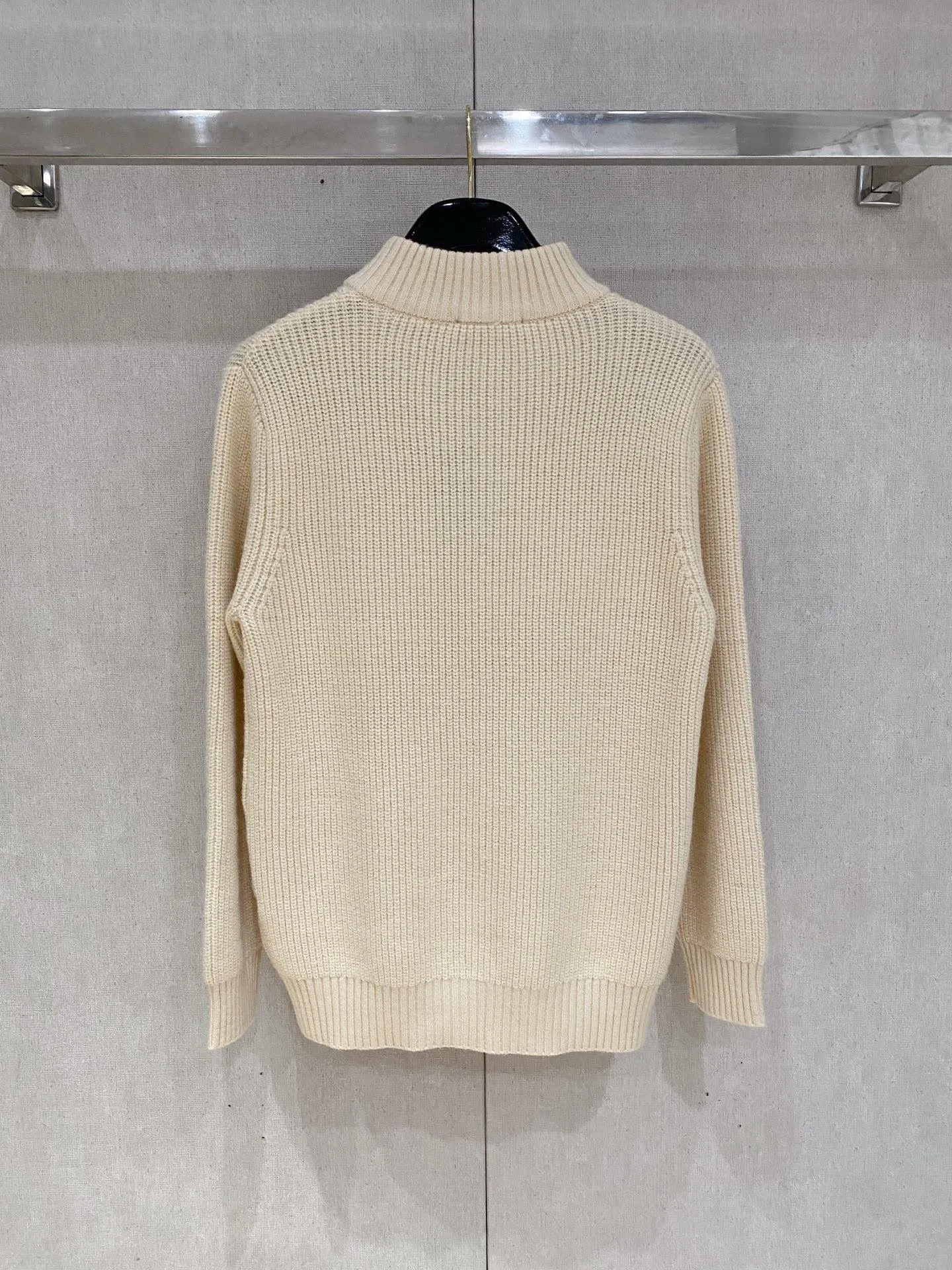 🅿️540 【LV Louis Vuitton】Autumn and winter classic cardigan sweater, in full condition! ! ! Wool blended fabric, the latest model in 2025, golden ratio! ! Slim-fitting soft gold, versatile and practical item, the combination and practicality are extremely powerful, simple and elegant, and classy! To create your own style, it is highly recommended to buy it in two colors. The standard slim fit tailoring process is suitable for both young and old men. It is knitted from wool and will not cause any discomfort! While keeping warm, it is stylish, textured and wearable, and the classic logo with contrasting colors on the chest feels in place! ! Recommended for regular customers! ! Size M-3XL (maximum wear: 190 pounds)